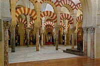 Binnenin de Mezquita in Cordoba, een moslimmoskee die een christelijke kathedraal werd.