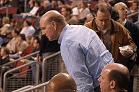 史蒂夫-鲍尔默在KeyArena体育馆就座，观看西雅图超级索尼队的比赛。