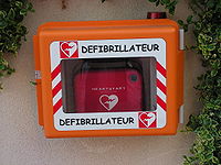 Een publiek toegankelijke automatische externe defibrillator in Monaco. Deze kunnen door omstanders worden gebruikt.