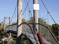 Eine Hängebrücke kann aus einfachen Materialien wie Holz und gewöhnlichem Drahtseil hergestellt werden.