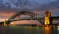 Sydney Harbour Bridge, který byl otevřen 19. března 1932.  