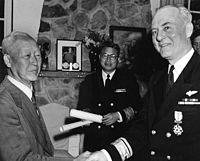 Syngman Rhee antamassa mitalia Yhdysvaltain laivaston vara-amiraali Ralph A. Ofstielle Korean sodan aikana vuonna 1952.