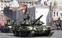 Venäläisiä T-90-panssarivaunuja voitonparaatissa.  