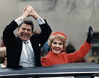 De Reagans zwaaien uit de limousine tijdens de Inaugurele Parade, 1981