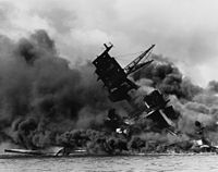USS Arizona hořící po útoku na Pearl Harbor.