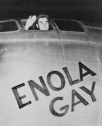 Tibbets vinker til fotograferne fra Enola Gay-flyet, inden han letter på missionen til at kaste atombomben over Hiroshima.  
