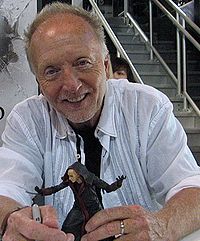 Tobin Bell detém uma figura de ação da Jigsaw no San Diego Comic-Con International 2010, julho de 2010