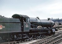 Ex-Great Western Railway nr. 6833 Calcot Grange, een 4-6-0 stoomlocomotief van de Grange-klasse, op het station van Bristol Temple Meads.  