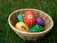 Œufs célébrant Pâques, qui tombe souvent en avril, mais parfois en mars.