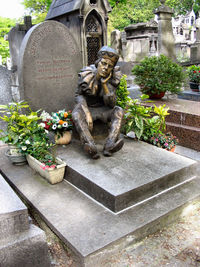 Tombstone de Vaslav Nijinsky em Cimetière de Montmartre, em Paris. A estátua, doada por Serge Lifar, mostra Nijinsky como o fantoche Petrouchka.