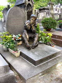 Grabstein von Vaslav Nijinsky in der Cimetière de Montmartre in Paris. Die Statue, die von Serge Lifar gestiftet wurde, zeigt Nijinsky als Marionette Petrouchka.