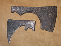 Uma lâmina de machado "barbado" Viking de cerca de 1000 (em cima), e uma lâmina de machado de cavaleiro alemão de cerca de 1100 (em baixo) .
