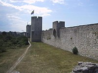 Een stenen muur die een stad beschermt