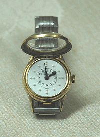 Een horloge dat zo is gemaakt dat mensen de tijd kunnen aflezen door er met hun vingers aan te voelen.