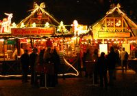 Een kerstmarkt in Dresden, Duitsland in december  