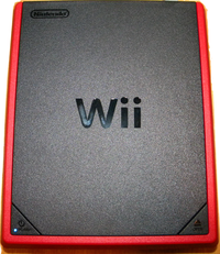 Un Wii Mini rosso.