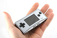 Il Game Boy Micro ha le dimensioni di un controller della Nintendo Entertainment System. Il pad di controllo è simile a quello della console Nintendo DS Lite.