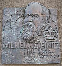 Placa em homenagem a Wilhem Steinitz, no distrito de Josefov, em Praga.