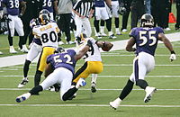 De Ravens verdediging verdringt de Pittsburgh Steelers in een route van 2006. Zichtbaar zijn #52 Ray Lewis en #55 Terrell Suggs.