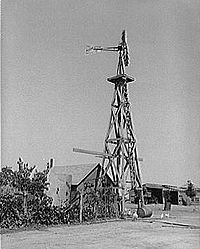 Větrný mlýn, Sheridan County, Kansas, 1939. Fotografie Farm Security Administration od Russella Lee.  