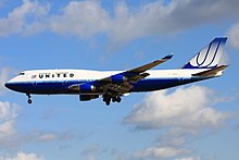 A Boeing 747-400 of United in the color scheme until 2011