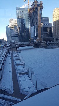 De Chicago rivier tijdens de 2019 Polar Vortex  