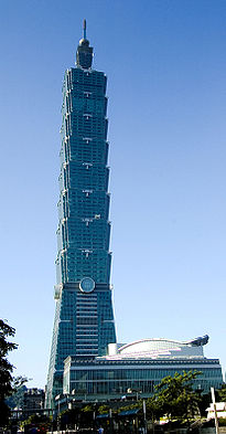 Para la protección contra los terremotos y el viento, el edificio Taipei 101 de Taiwán cuenta con el amortiguador de masa sintonizada.