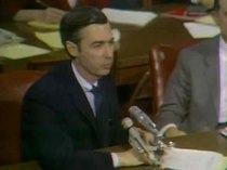 Reproduzir mídia Rogers testemunhando perante o Senado dos Estados Unidos sobre o financiamento da PBS, 1969