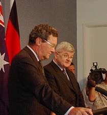 Фишер с австралийския външен министър Александър Даунер през 2005 г.