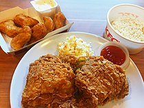 KFC Gebakken kip geserveerd met rijst en ketchup in Maleisië  