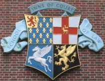 A négy udvari fogadó egyesített címere. A Gray's Inn címere a jobb alsó sarokban található.