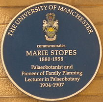 Niebieska tablica upamiętniająca Marie Stopes na Uniwersytecie w Manchesterze