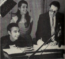 Rogers exibindo uma reprodução de fita com Betty Aberlin e Johnny Costa, dezembro de 1969