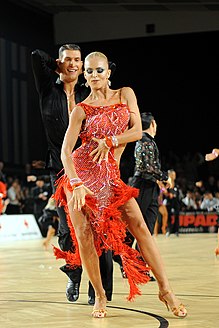 Um casal adulto dança em competições de dança latina na Áustria.