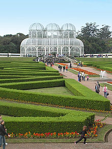 Vista panorâmica da estufa principal e dos jardins franceses.