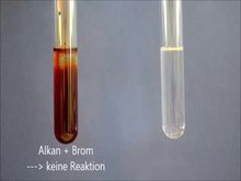 Media afspelen Onderscheid tussen alkanen en alkenen. Links: Cyclohexaan reageert niet met waterbromide Aan de rechterkant: Cyclohexeen wel.