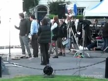 メディアを再生する 11人目のドクター役のマット・スミスとエイミー・ポンド役のカレン・ギランと一緒にドクター・フーの撮影が行われています。