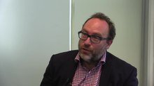 Media afspelen Jimmy Wales zegt dat Badawi uit de gevangenis moet worden vrijgelaten.