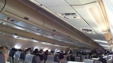Воспроизведение медиа Салон самолета A300B4-600R авиакомпании China Eastern Airlines во время полета