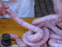 Reproduzir mídia Traditional sausage making - filling, Itália 2008