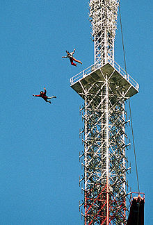 BASE saltando da torre de antenas