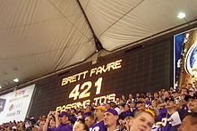 Favre je 30. septembra 2007 v dvorani Hubert H. Humphrey Metrodome podrl rekord Dana Marina v številu podaj za touchdown.