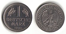 En 1 Deutsche Mark-mønt fra 1992. DM var Tysklands officielle valuta, indtil den blev erstattet af euroen i 1999.