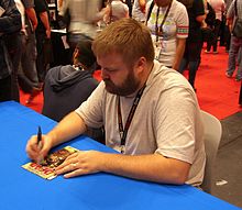 Twórca Robert Kirkman podpisujący egzemplarz pierwszego numeru na New York Comic Con 2011.