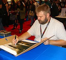 Walking Dead Creator Robert Kirkman podpisując plakat do serii na New York Comic Con 2011.