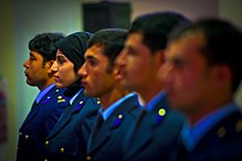 2. luutnantti Niloofar Rhmani seisoo neljän muun lentäjän perustutkinnon suorittaneen rinnalla juuri ennen lentäjän siipien saamista 14. toukokuuta 2013 järjestetyssä seremoniassa Shindandin lentotukikohdassa Afganistanissa. Rhmani teki historiaa 14. toukokuuta 2013, kun hänestä tuli ensimmäinen nainen, joka suoritti lentäjän perustutkinnon ja sai lentäjän arvon yli 30 vuoteen. Hän jatkaa palvelustaan liittyessään Kabulin lentolaivueeseen Cessna 208 -lentäjänä.  