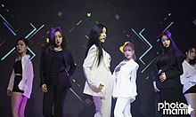 T-ara als vierkoppige groep (met back-up dansers) in juni 2017