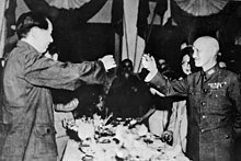 Chiang Kai-shek en Mao Zedong in 1945  