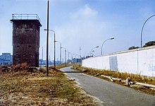Death strip and watchtower of the type "Führungsstelle" (command post) at Mühlenstraße, 1990 - there the Hinterland wall corresponded to the type "Stützwandelement UL 12.41" (retaining wall element UL 12.41), which otherwise faced the west