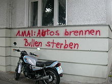 May Day graffiti in Kreuzberg. De tekst luidt, "1 mei: Auto's branden, agenten sterven".
